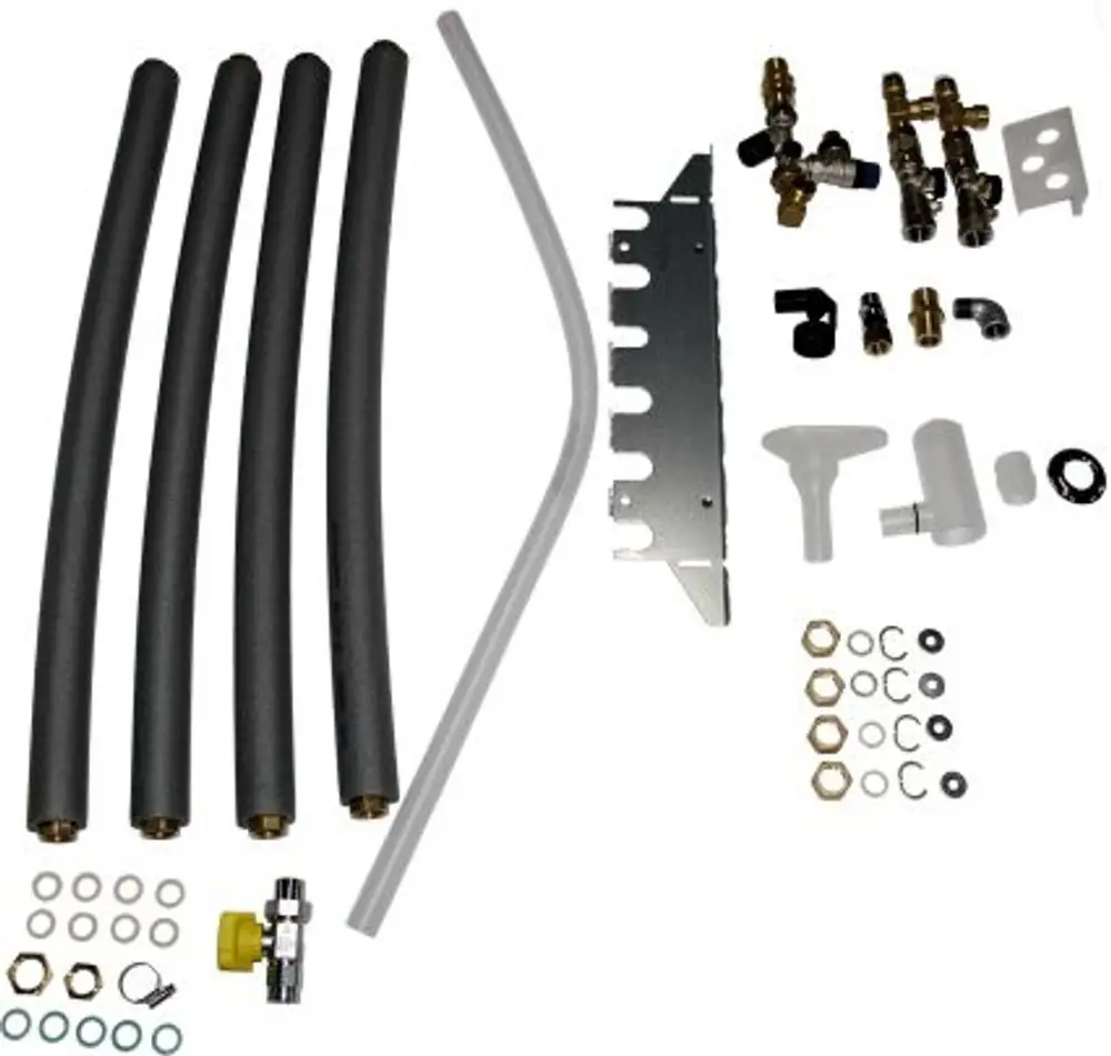 Anschluss-Set mit Rohren, Fittings und Armaturen. Teile für die Montage einer Verrohrung, geeignet für Wolf-Produkte. Komponenten in verschiedenen Formen und Größen abgebildet.